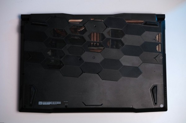 Фотообзор ноутбука MSI Pulse GL76